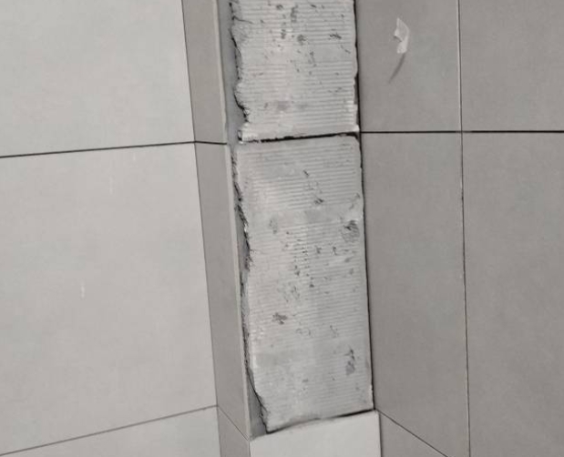 潮安瓷砖空鼓维修公司分享下瓷砖施工前基层浇水润湿程度不足，可能导致以下问题